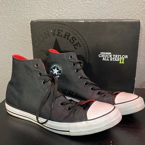 Black and Red lined unisex converse in great condition size M 10.5 W 12.5